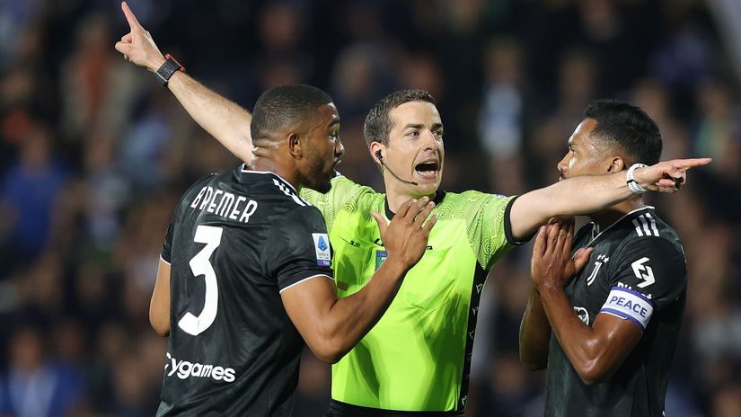 Juve players complaining to the ref against Empoli (©Gabriele Maltinti/Getty Images)