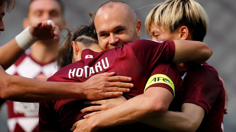 Iniesta says farewell to Vissel Kobe teammates (© Mohamed Farag/Getty Images)