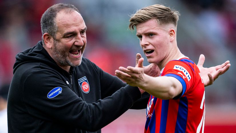 Legend! Frank Schmidt with Heidenheim's midfielder Dzenis Burnic (©AFP)
