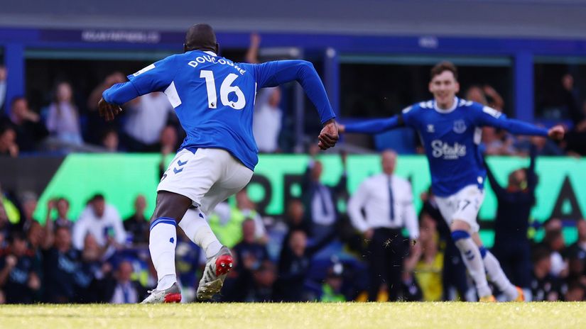Abdoulaye Doucoure scored an instant classic to keep Everton in the EPL (©Getty Images)