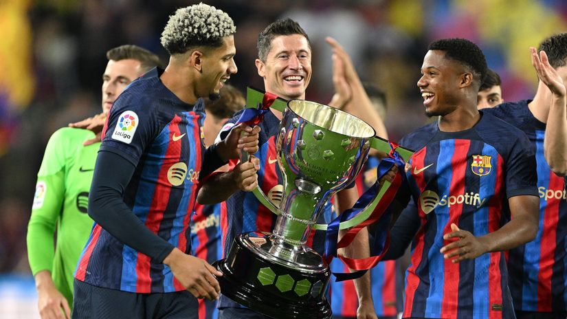 Ronald Araujo, Lewandowski and Fati with the LaLiga trophy (©David Ramos/Getty Images)