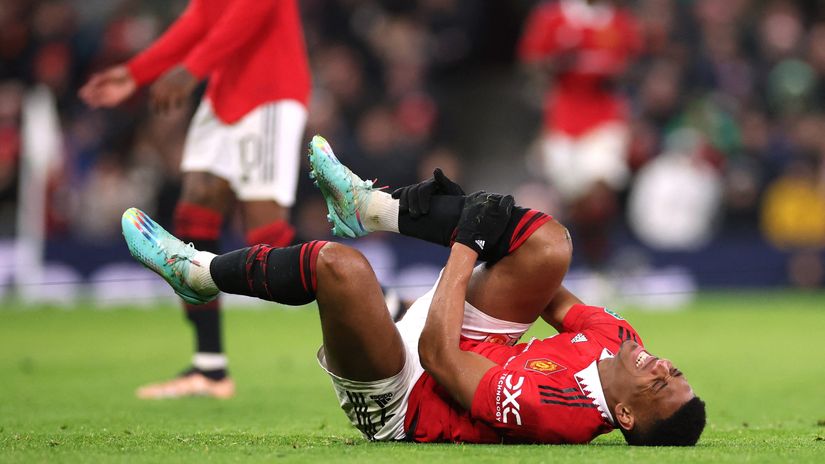 Martial in pain (© Reuters/Phil Noble)