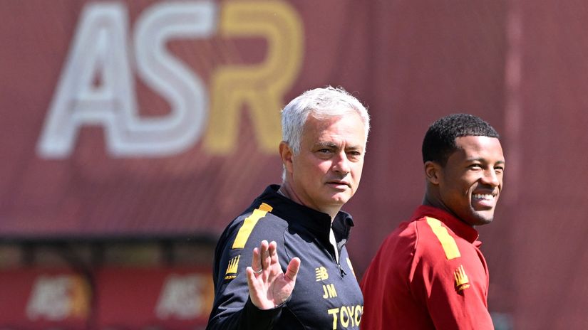 Mourinho and Wijnaldum at Roma's training centre (©REUTERS/Alberto Lingria)