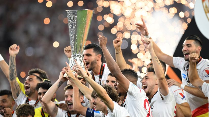 UEL: Just hand Sevilla the trophy when the competition starts! Mourinho's first loss in European finals!