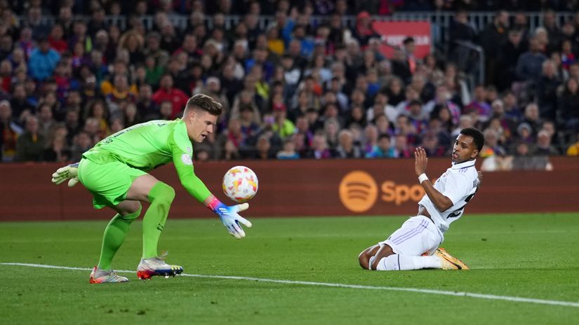 Ter Stegen denies Rodrygo's shot (© Alex Caparros/Getty Images)