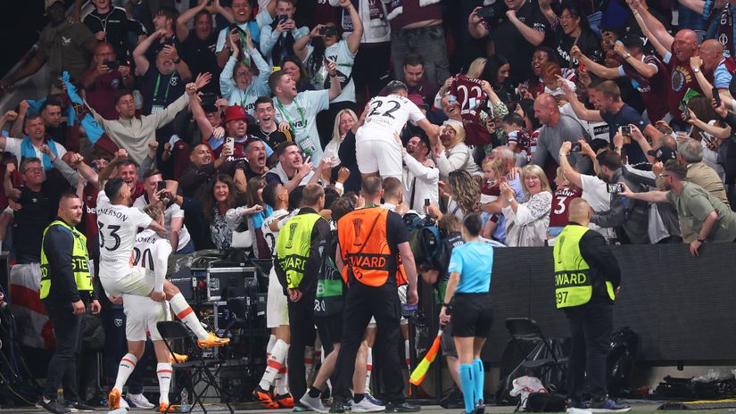 West Ham players celebrate with their fans (©Getty images sport)