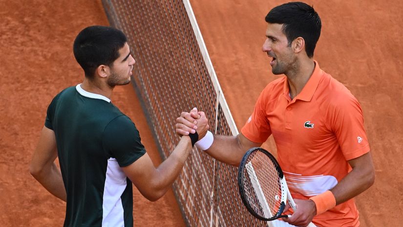 Spain's Carlos Alcaraz (L) and Serbia's Novak Djokovic shake hands in the 2022 Madrid Open © AFP