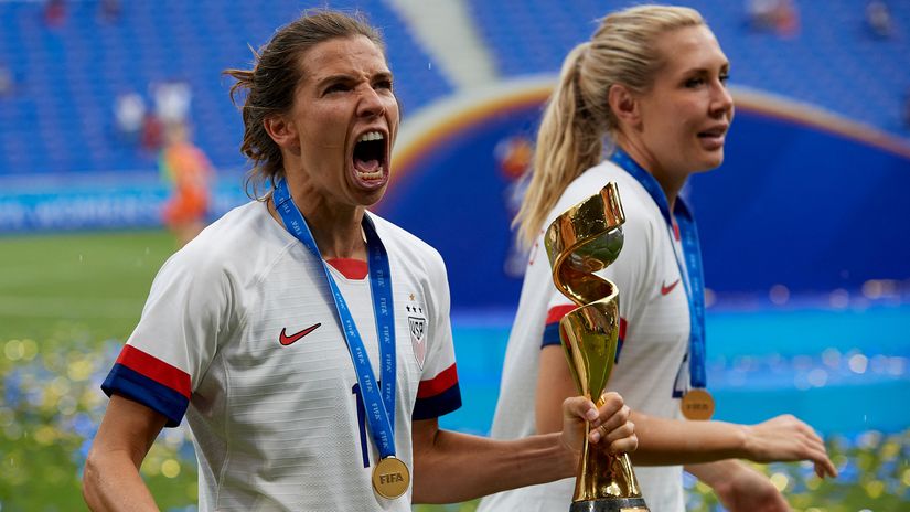Tobin Heath and Allie Long of United States with the 2019 World Cup © AFP