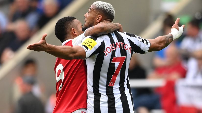 Joelinton is halted by Gabriel Jesus during the match between NUFC and Arsenal (© Stu Forster/Getty Images)