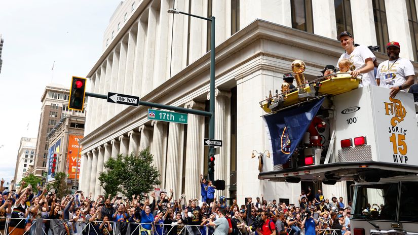 Denver welcomed the champions (©Getty Images)