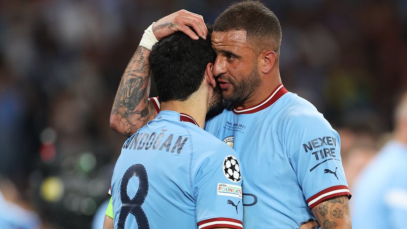 Walker whispers to Gundogan (©Catherine Ivill/Getty Images)