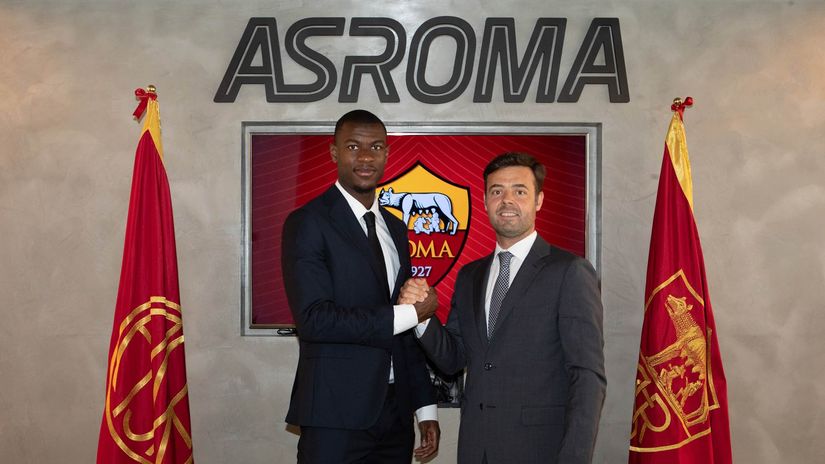 Ndicka after signing for Roma on Wednesday (©AS Roma)