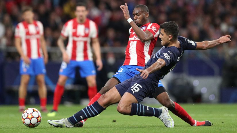 Kondogbia in action against Rodri of Manchester City (©Gonzalo Arroyo Moreno/Getty Images)