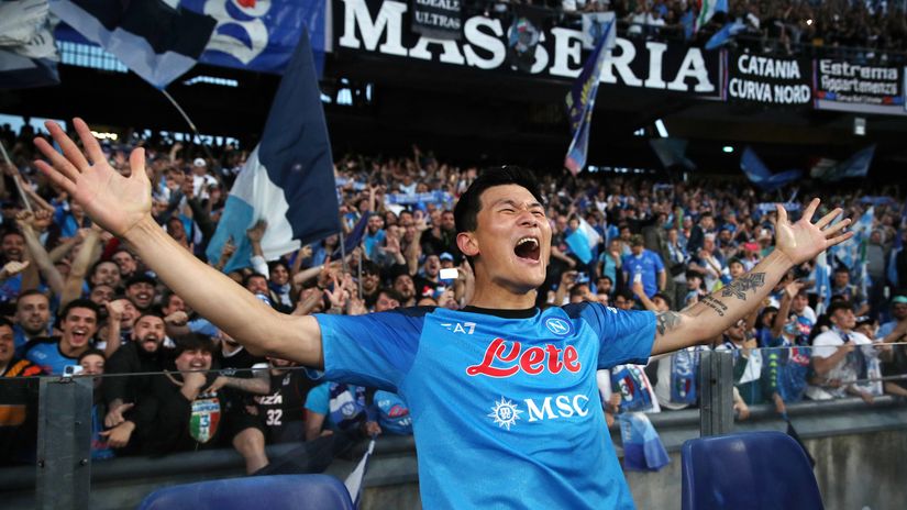 Kim Min-jae celebrates in front of Napoli fans (©Francesco Pecoraro/Getty Images)