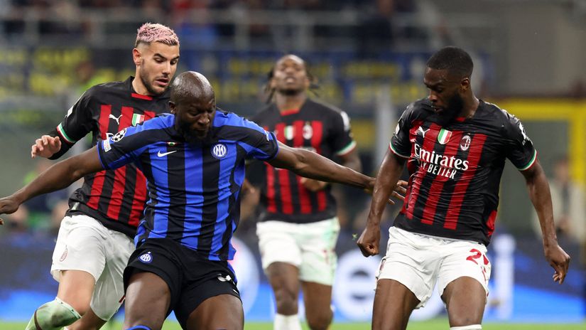 Lukaku surrounded by AC Milan players (©Gallo Images)