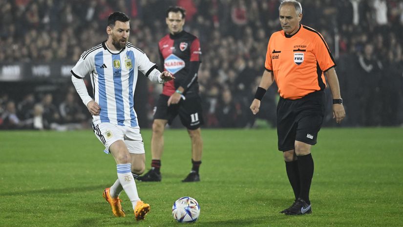 A guy travels 2000 km to Philly to see Messi who is....in Argentina?