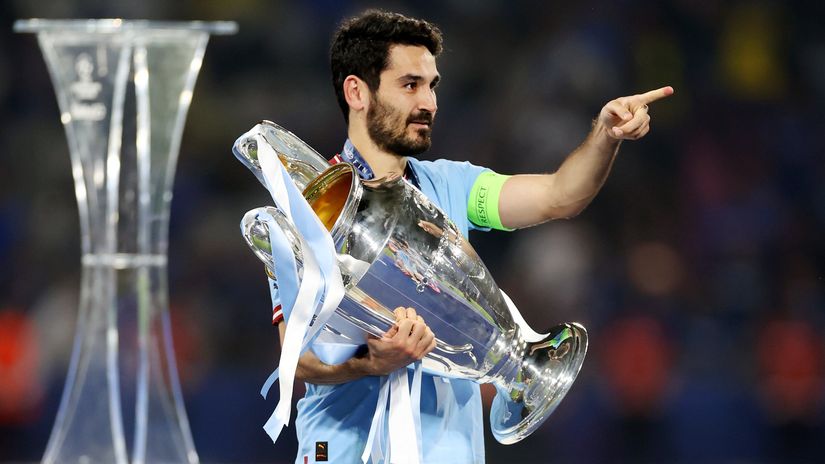 Ilkay Gundogan holding the UCL trophy (©Michael Steele/Getty Images)