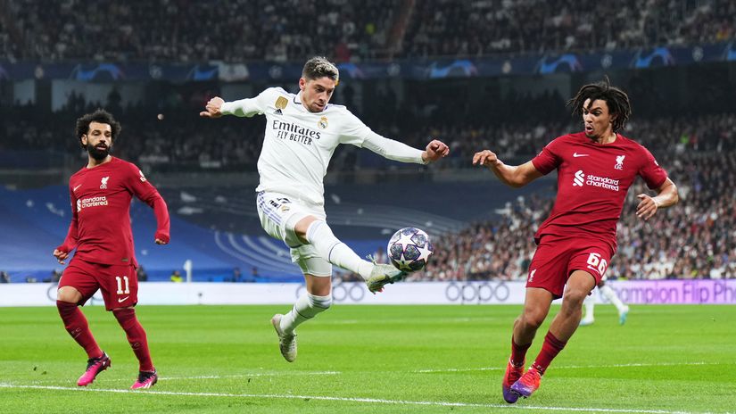 Once rivals, soon teammates... Valverde surrounded by Salah and TAA (©Angel Martinez/Getty Images)