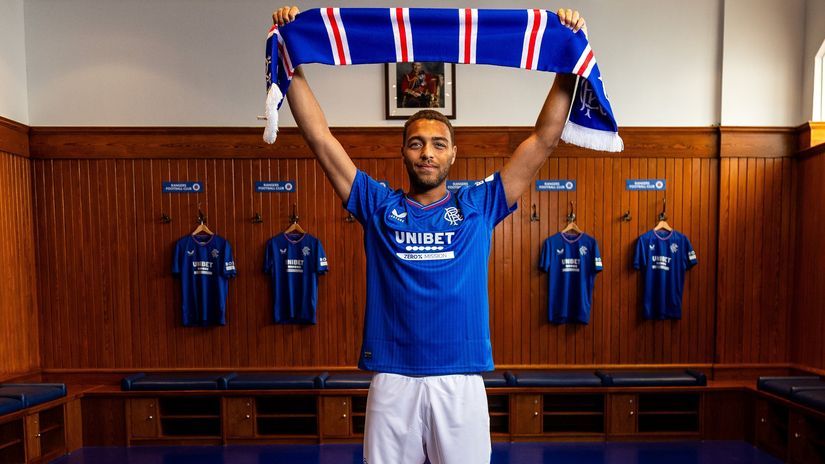 Dessers with the Rangers' scarf in the team's locker room (©TW/Rangers)