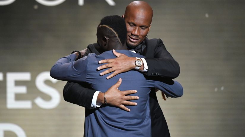 Drogba hugs Mane (©Aurelien Meunier/Getty Images)