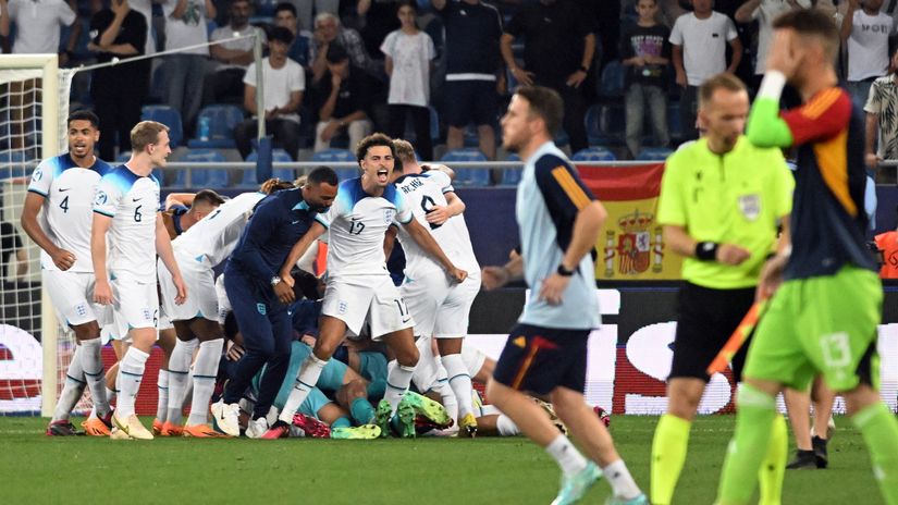 Englishmen celebrating their win in the U21 EURO final (©AFP)