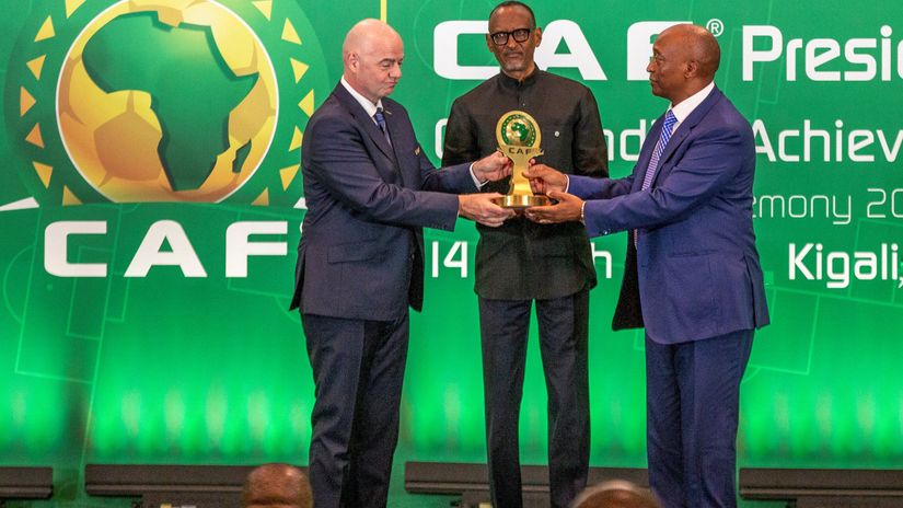 Motsepe (right) with Infantino (©Gallo images)