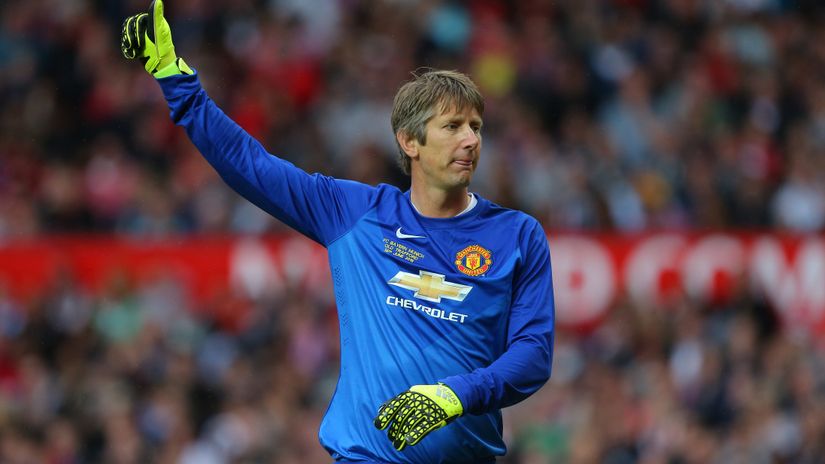 Van der Sar in action for Man Utd Legends in 2015 (©Dave Thompson/Getty Images)