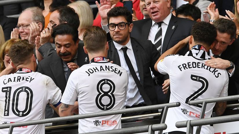 Tony Khan with his father and Fulham players in 2018 (©Gallo Images)
