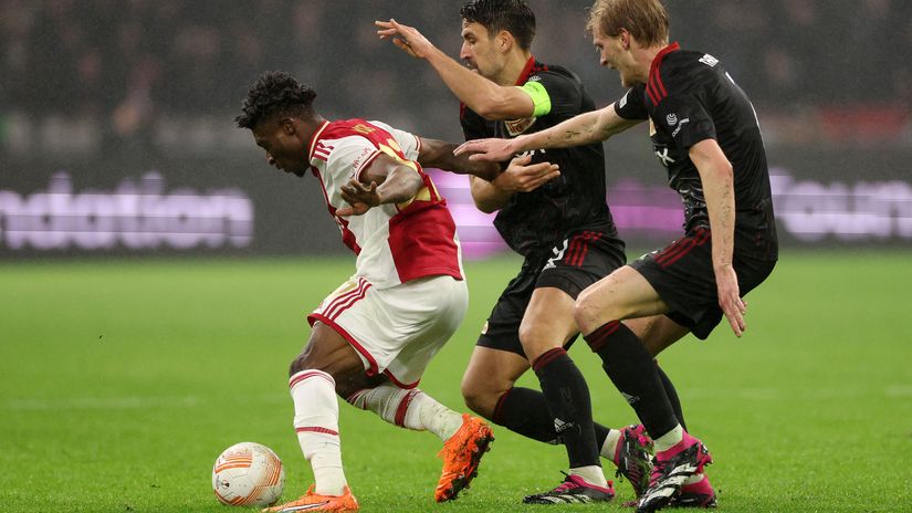 Kudus chased by two opponents (©Dean Mouhtaropoulos/Getty Images)