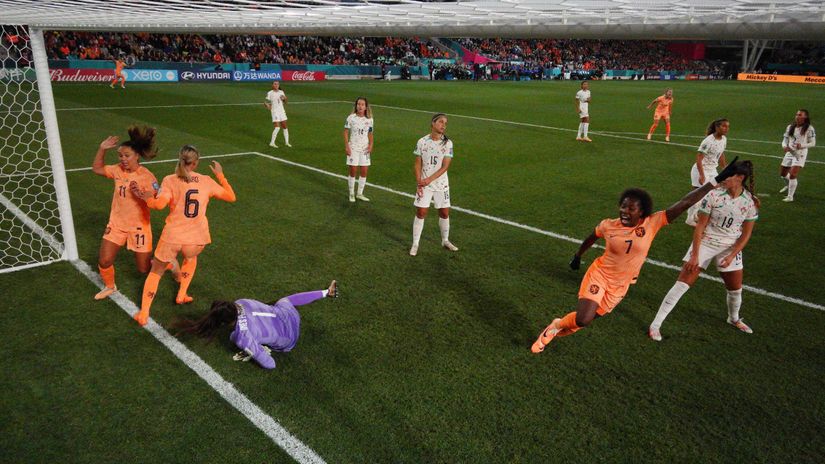 The Dutch players after scoring the winner (©Lars Baron/Getty Images)
