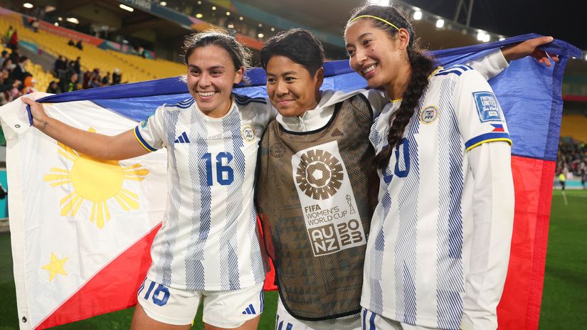 Sofia Harrison, Meryll Serrano and Quinley Quezada of Philippines celebrate the historic victory (©Getty Images)