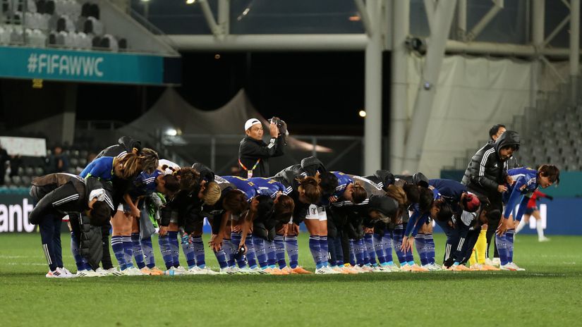 Japan players bow to applaud fans after the game (©Lars Baron/Getty Images)