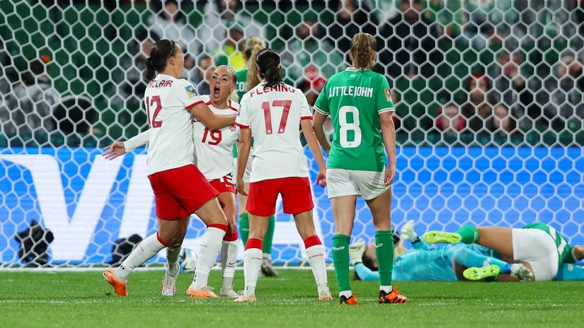 Canadian players celebrate the win (©Paul Kane/Getty Images)