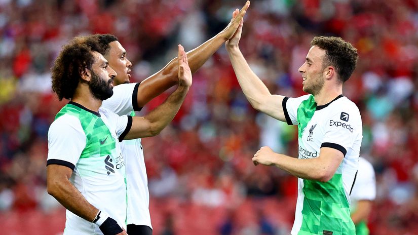 Salah and TAA celebrate with Diogo Jota (©Yong Teck Lim/Getty Images)