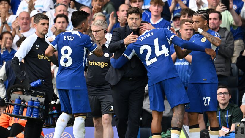 Poch consolates James (©Shaun Botterill/Getty Images)