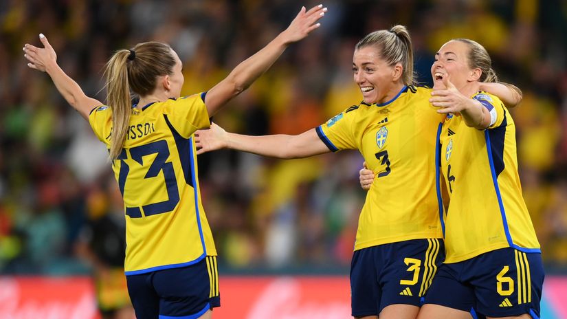 Swedish girls celebrate after the win (©Justin Setterfield/Getty Images)