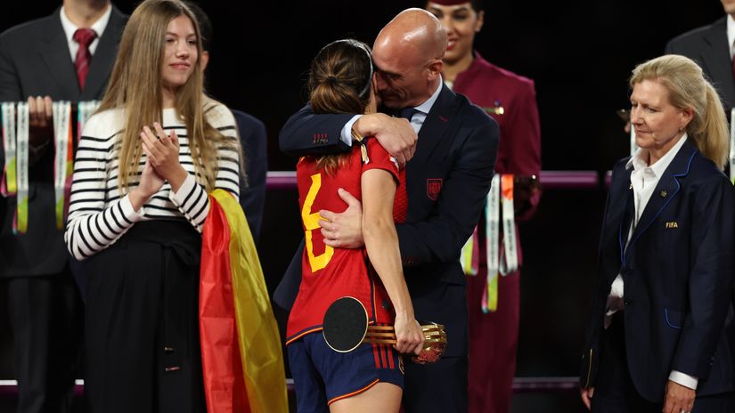 Rubiales greets Aitana Bonmati inappropriately (©Catherine Ivill/Getty Images)