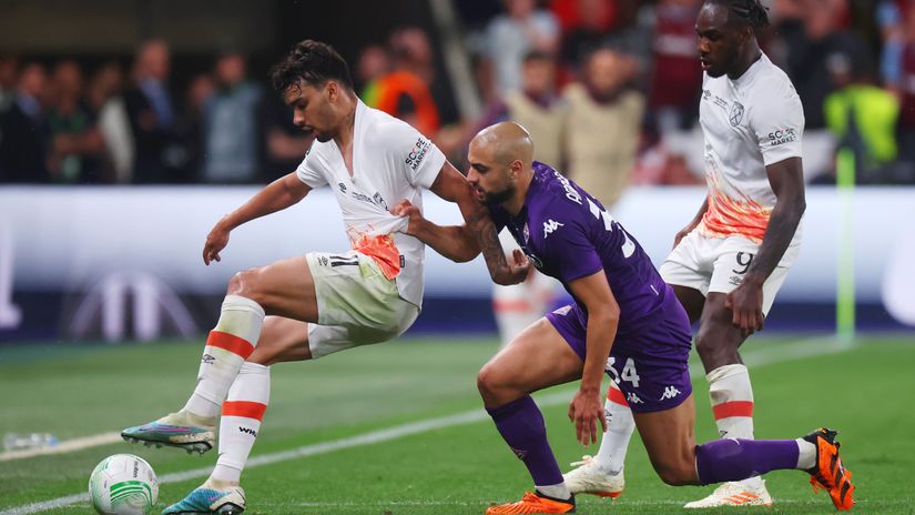 Amrabat in action for Fiorentina against West Ham in the Europa Conference League final (©Alex Grimm/Getty Images)