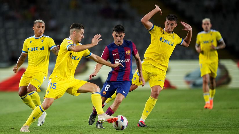 Pedri surrounded by a bunch of Cadiz players (©Alex Caparros/Getty Images)