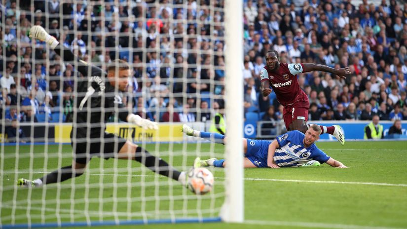 Antonio finds the bottom right corner for 3-0 (©REUTERS/Chris Radburn )