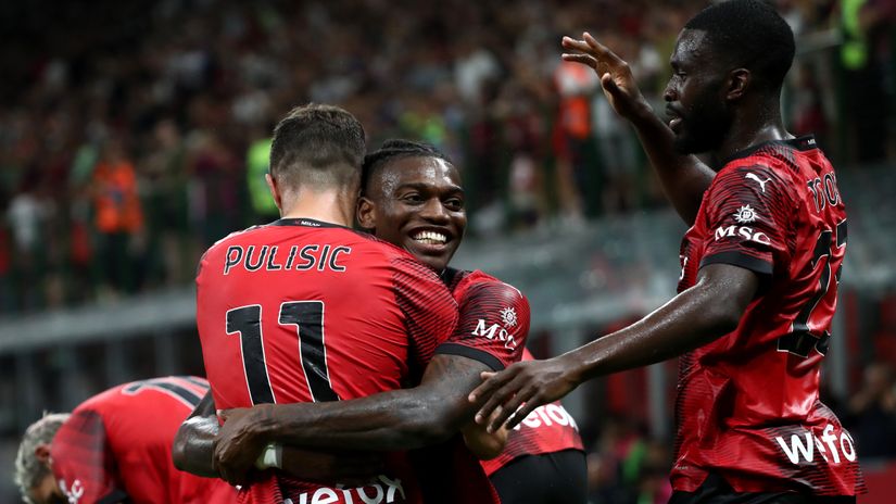 Pulisic celebrates with his AC Milan teammates on Saturday (©Marco Luzzani/Getty Images)
