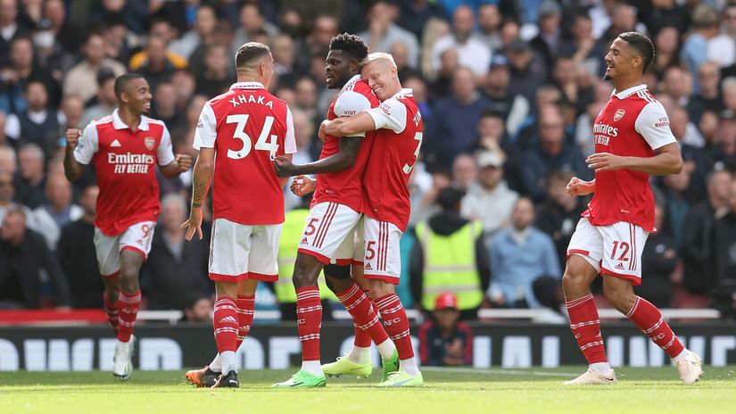 If this ain't love... Zinchenko hugs Partey (©Catherine Ivill/Getty Images)