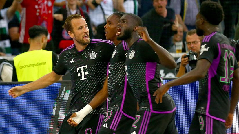 Teammates celebrating with Tel (©Gallo Images)