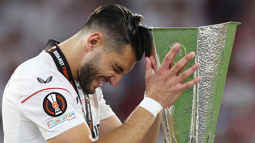 Rafa Mir stays at Sevilla (©Getty Images)