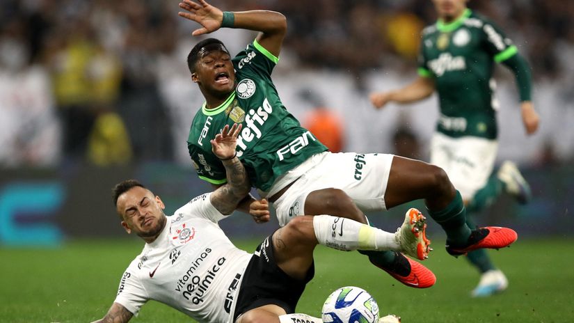 Maycon's tackle on Endrick (©Gallo Images)