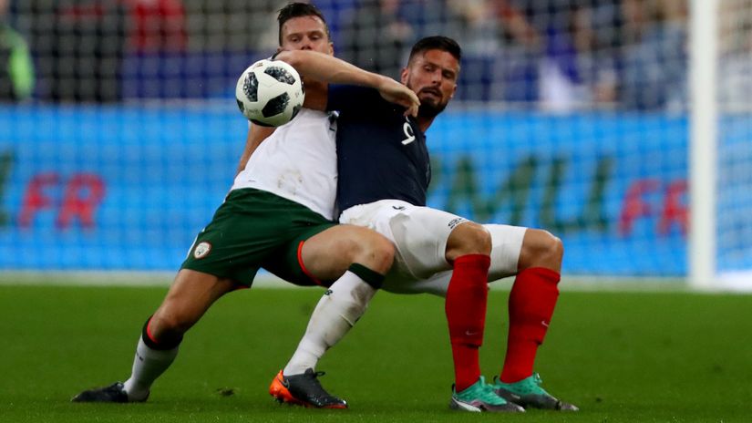 Giroud fighting for the ball against Ireland (©Dean Mouhtaropoulos/Getty Images)