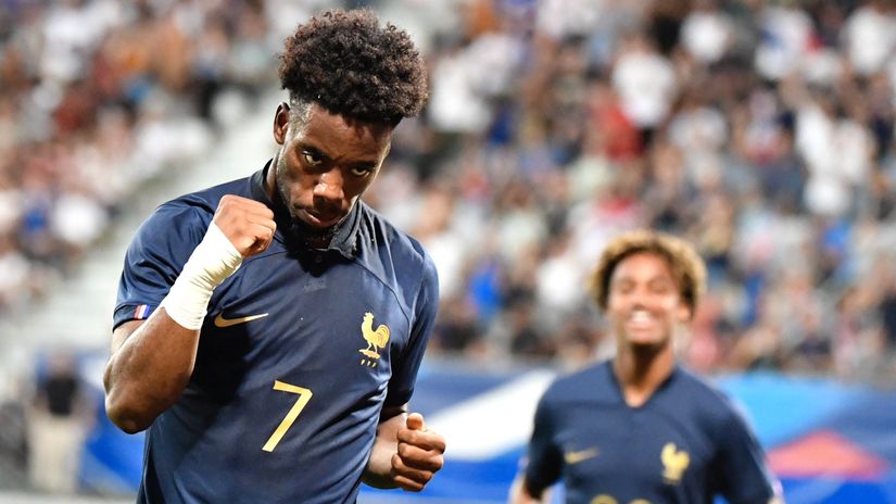 Elye Wahi celebrates for France (©AFP)