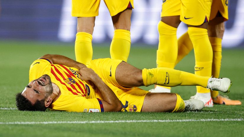 Gundogan reacts after sustaining an injury (©REUTERS/Juan Medina)
