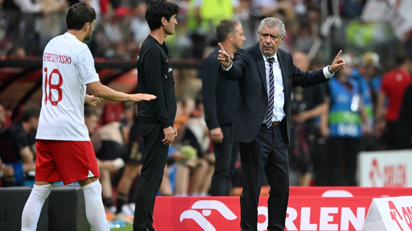 Fernando Santos reacts in his last match in the Poland dugout (©Rafal Oleksiewicz/Getty Images)