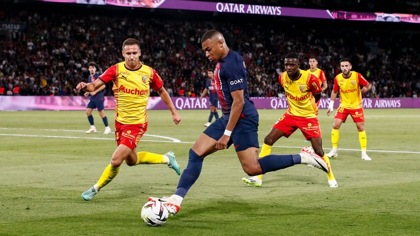 Mbappe in action against Lens (©Catherine Steenkeste/Getty Images for Qatar Airways)